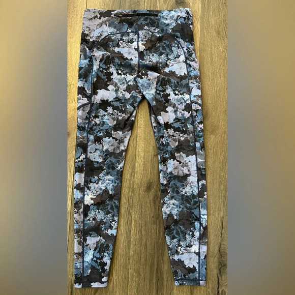 Lululemon Speed Up Tight in Screen Camo Multi blue/black Size 8 - Picture 4 of 9